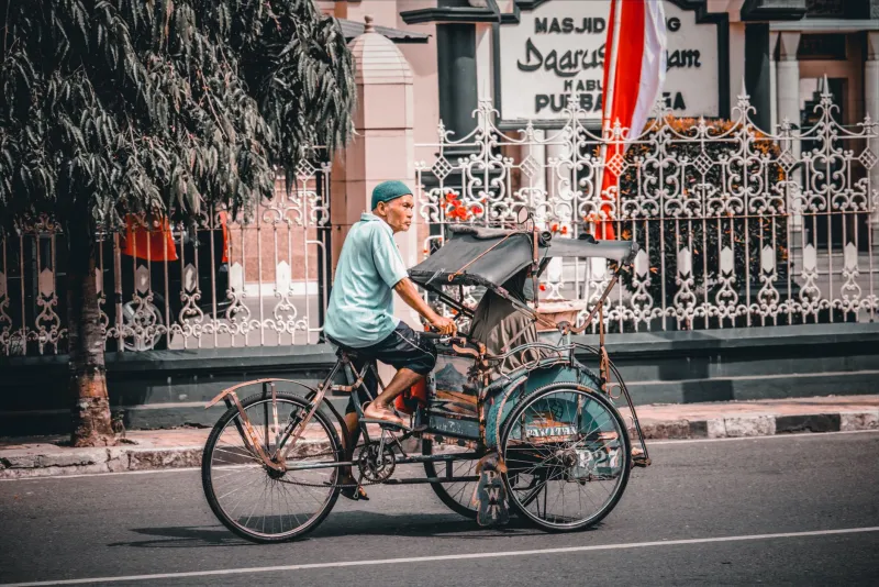 Night Shift on Three Wheels: The Becak Drivers Keeping Semarang's Soul Alive After Dark